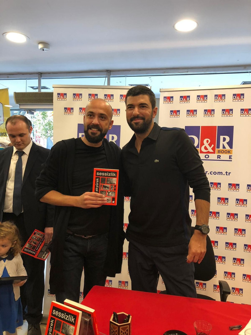 Engin Akyürek'i ilk imza gününde dostları yalnız bırakmadı! - Resim : 3