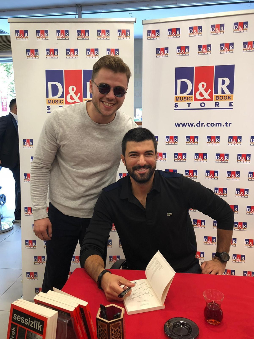 Engin Akyürek'i ilk imza gününde dostları yalnız bırakmadı! - Resim : 2