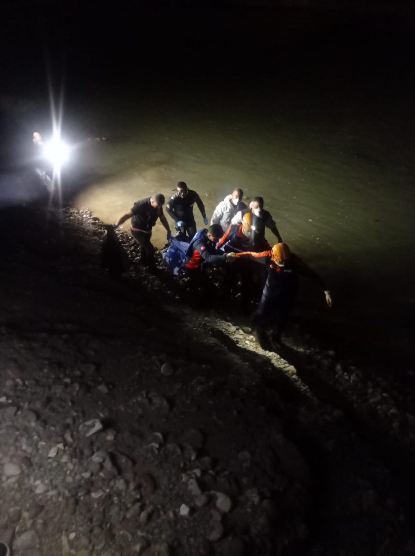 Şüpheli ölüm! Kıyıya vurmuş erkek cesedi bulundu