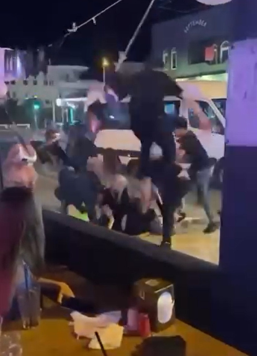 Marmaris'te skandal görüntüler! Mekan çalışanları kadınları darp etti! - Resim : 2
