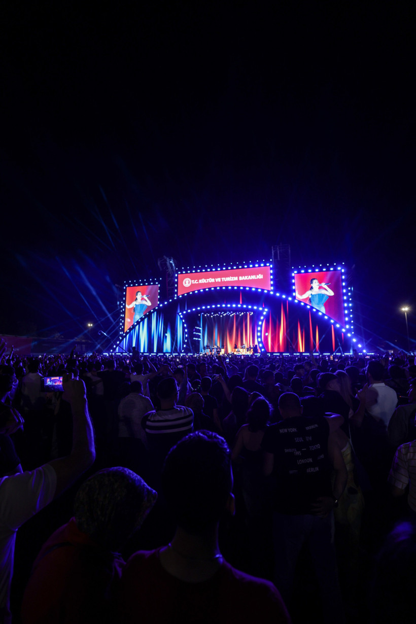 Ebru Yaşar söyledi Karadeniz coştu! Samsun'da muhteşem konser... - Resim : 5