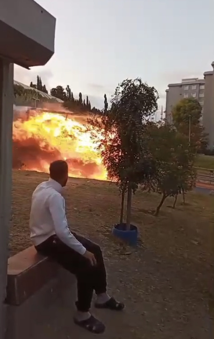 Kargo kamyoneti alev topuna döndü! O anlar kaydedildi - Resim : 3