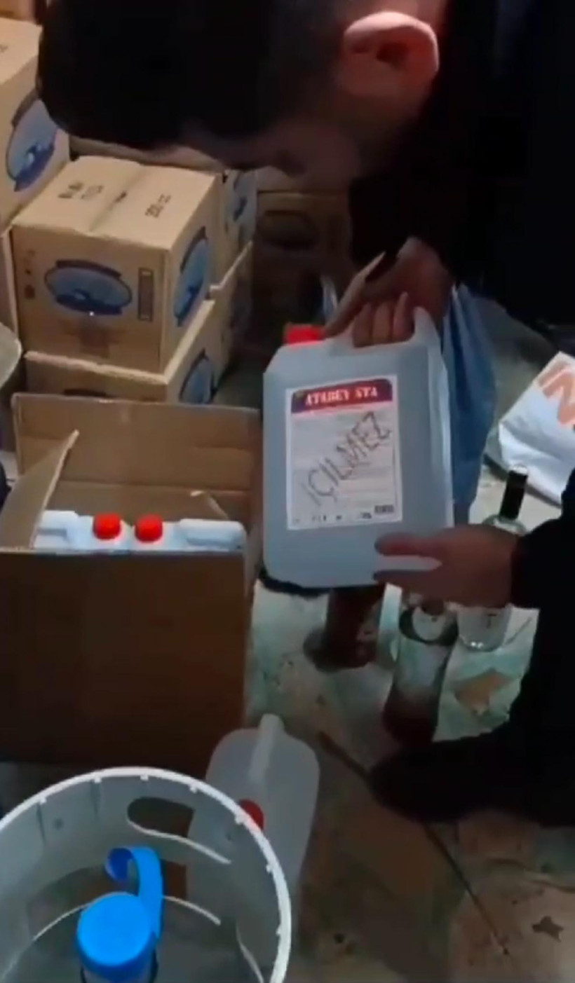 İstanbul'da sahte içki ölümleri artarken Beyoğlu'nda sucu dükkanında akılalmaz görüntü - Resim : 2