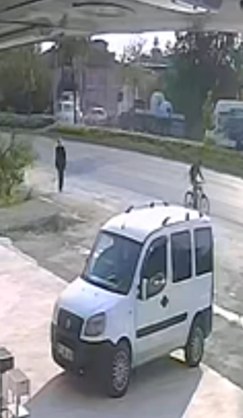 Durakta otobüs bekliyordu! Hızla gelen aracın çarptığı kadın can verdi - Resim : 3