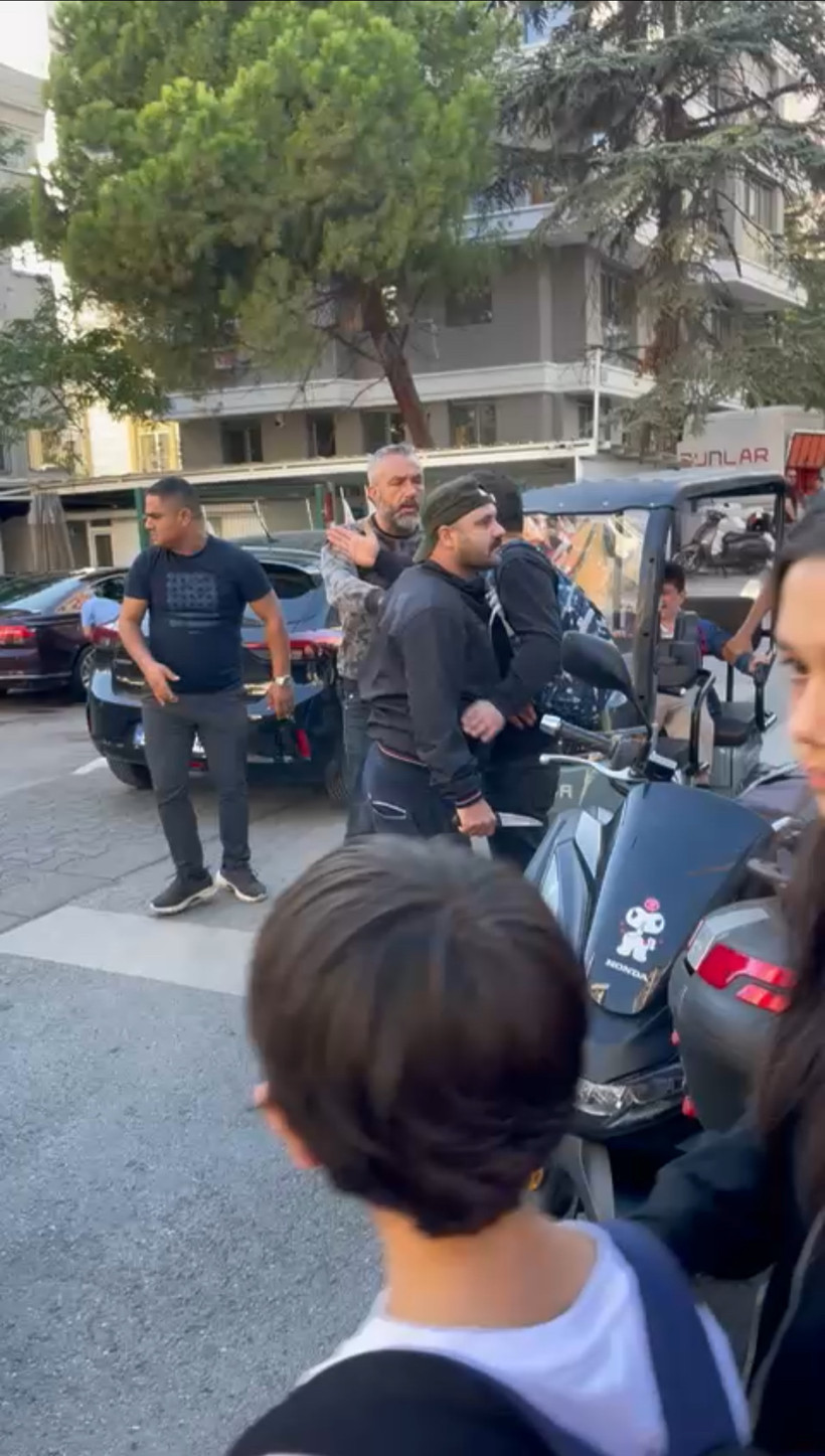 Kadıköy'de dehşet anları! Önce saldırdı sonra bıçakla tehditler savurdu - Resim : 5