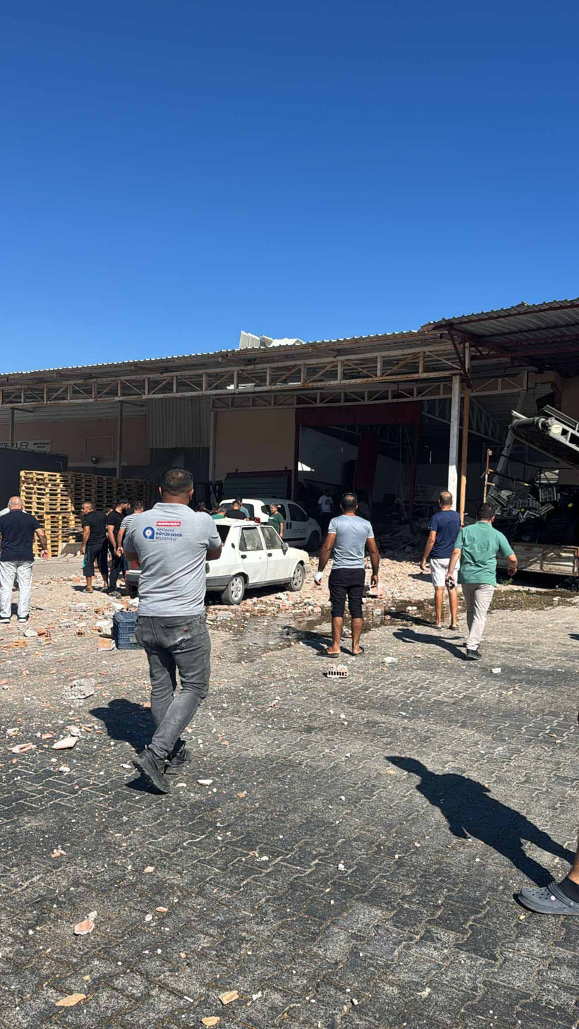 Antalya toptancı halinde korkutan patlama! Can kaybı var... - Resim : 2