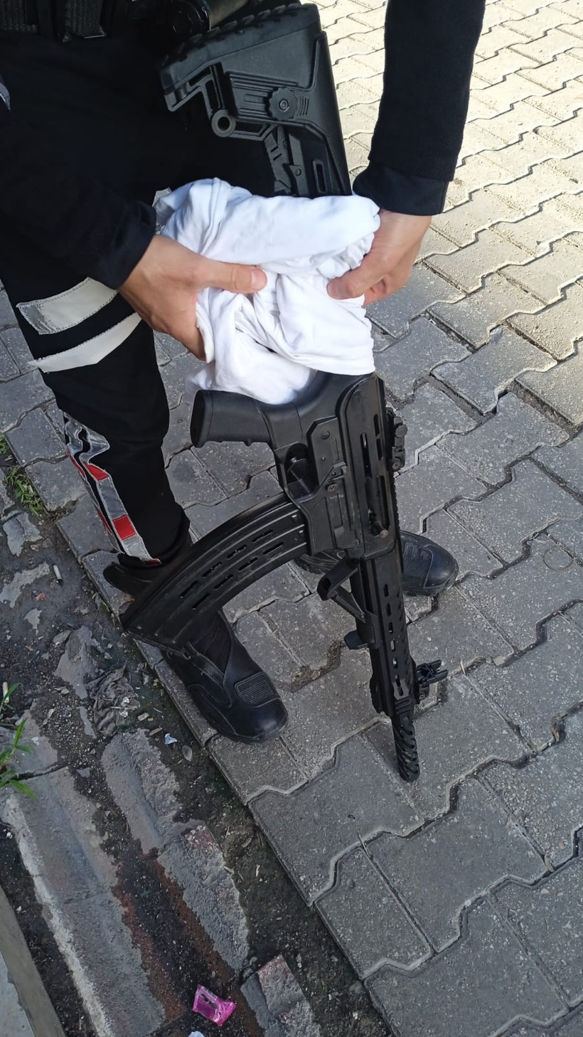 Oyun salonuna pompalı saldırı! Tüfeği atıp kaçan saldırgan kamerada