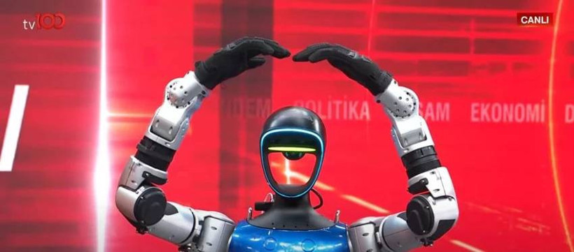 G1'dan dikkat çeken Fenerbahçe yorumu! TEKNOFEST'in yıldızı insansı robot G1 tv100'e konuk oldu - Resim : 2