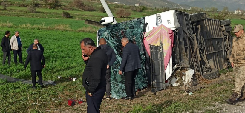 Van'da yolcu otobüsü devrildi! 33 kişi yaralandı