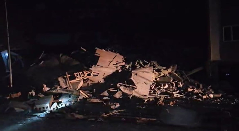 Balıkesir'de 6.1 büyüklüğünde deprem! Boş 3 bina yıkıldı