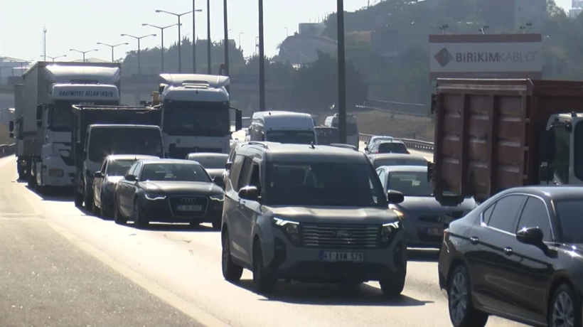 Başakşehir TEM'de bir kamyonet vakası daha! Devrildi, trafiği kilitledi - Resim : 2
