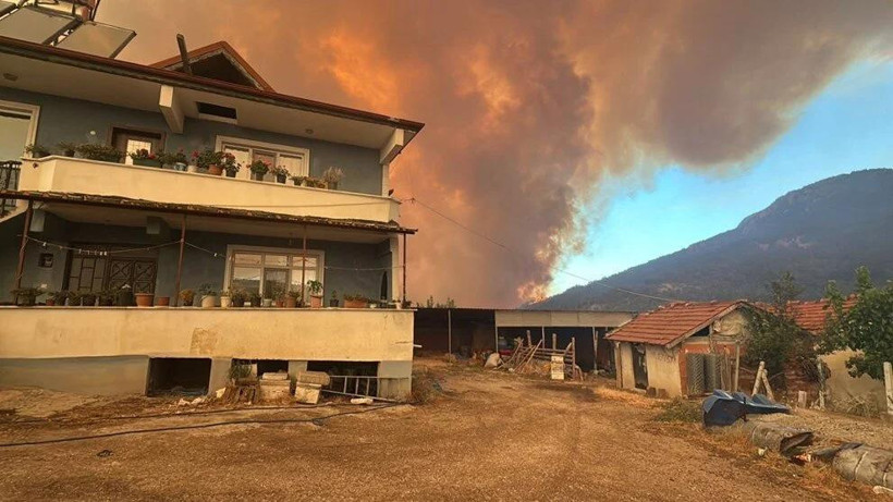 Sakarya'daki yangın hızla büyüdü: İki mahalleye tahliye - Resim : 2