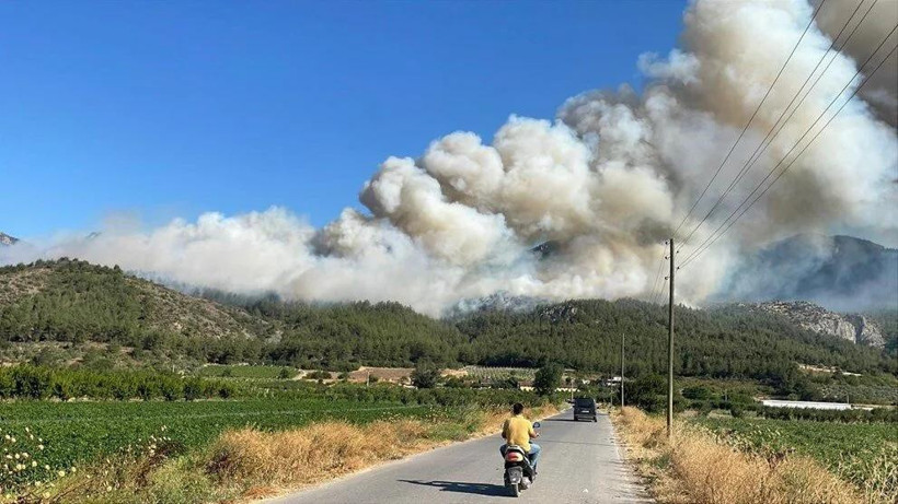 Sakarya'daki yangın hızla büyüdü: İki mahalleye tahliye - Resim : 4