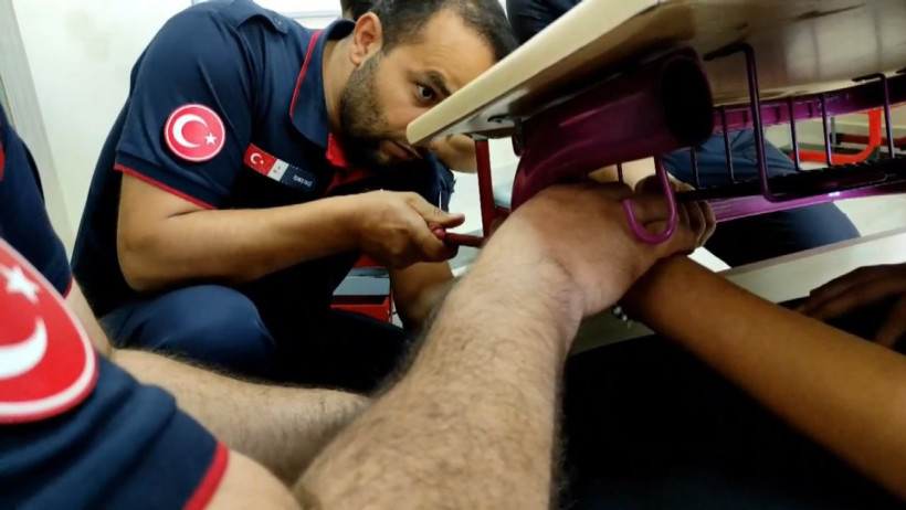 Parmağını soktuğu demir borudan çıkaramadı. İtfaiye 1 saat uğraştı. Genç kız gözyaşlarına boğuldu