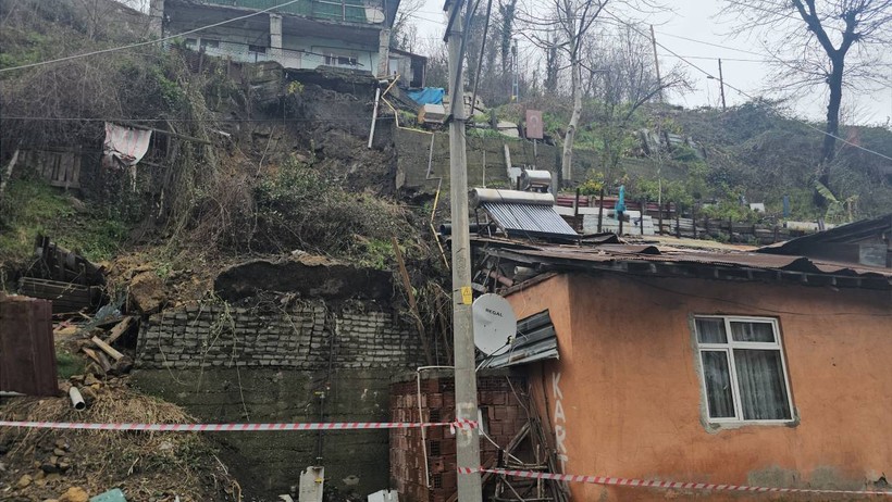 Zonguldak'ta heyelan! 3 ev tahliye edildi