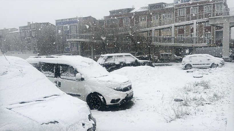 Son Dakika... İstanbul'da kar yağışı nedeniyle okullar tatil edildi! Valilik beklenen açıklamayı yaptı