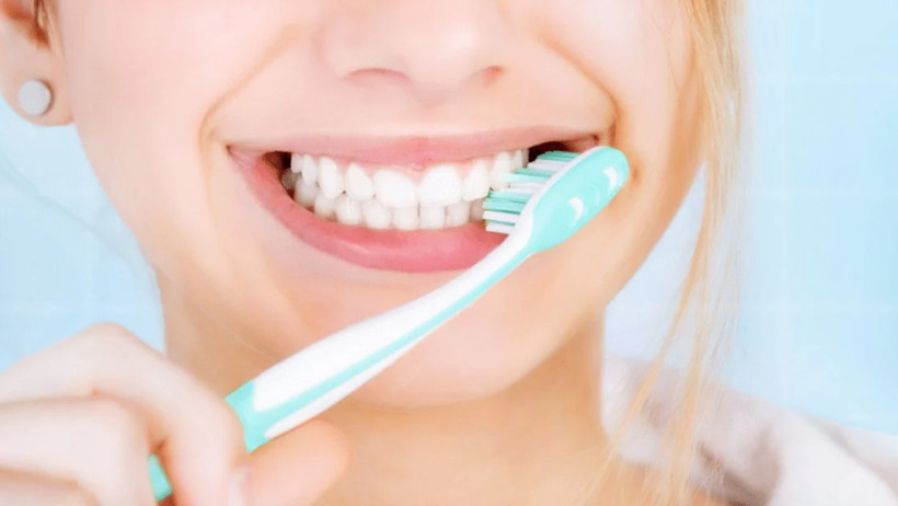 Diş fırçalarken herkes bunu yapıyor: Oysaki dişleri sarartıyormuş