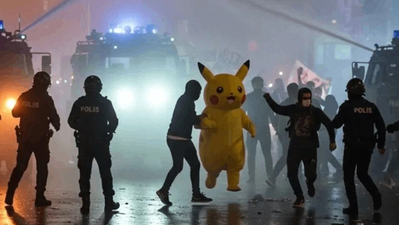 Eylemci Pikaçu polisle poz verdi! Görüntüler dünya çapında viral oldu