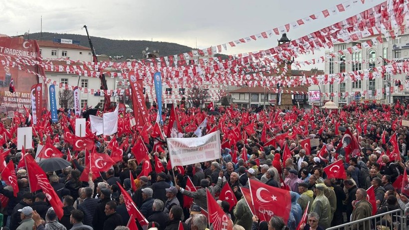 Çiftçiler, CHP’nin Yozgat’taki mitinginde konvoy oluşturdu! Özgür Özel mitinge traktörle geldi