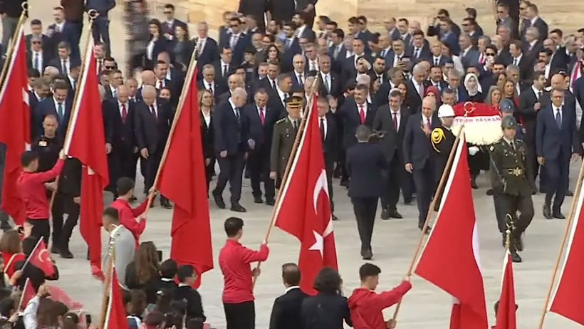 Meclis Ata'nın huzuruna çıktı