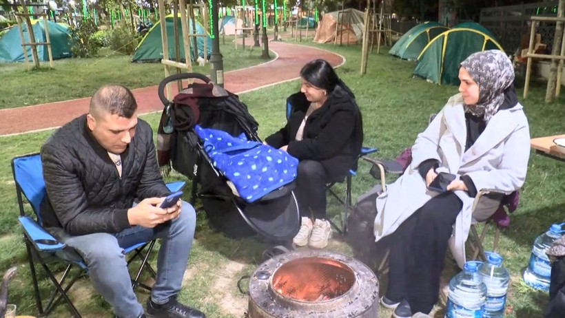 Deprem korkusuyla ikince gece! Vatandaşlar çadırda kalmaya devam etti - Resim : 3