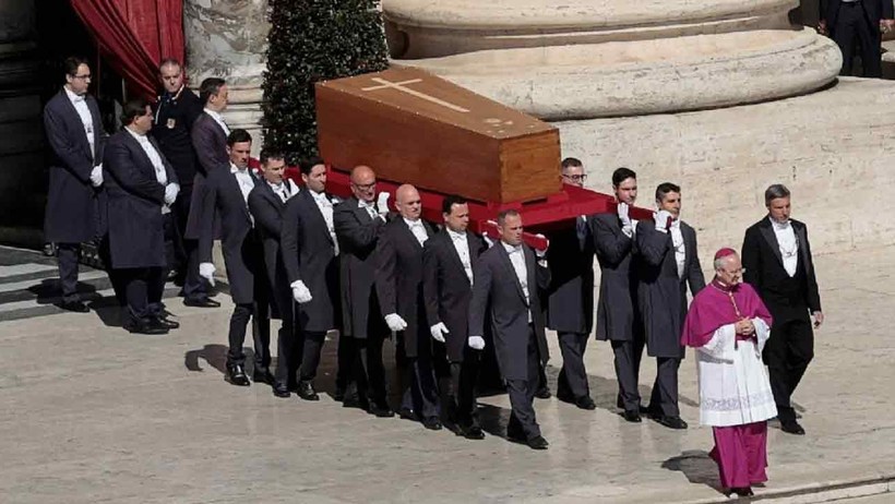 Papa Francis, yüzbinlerce kişinin katıldığı cenaze töreniyle son yolculuğuna uğurlandı - Resim : 2