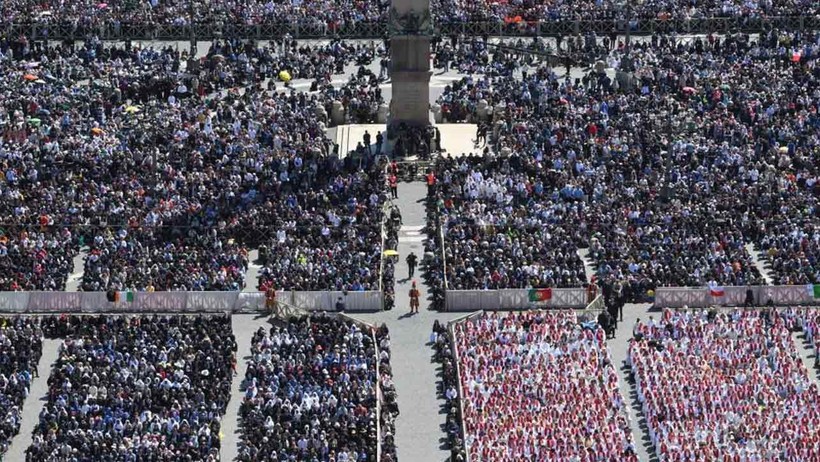 Papa Francis, yüzbinlerce kişinin katıldığı cenaze töreniyle son yolculuğuna uğurlandı - Resim : 6