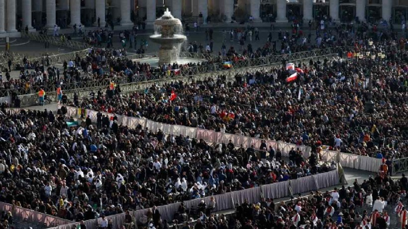 Papa Francis, yüzbinlerce kişinin katıldığı cenaze töreniyle son yolculuğuna uğurlandı - Resim : 5