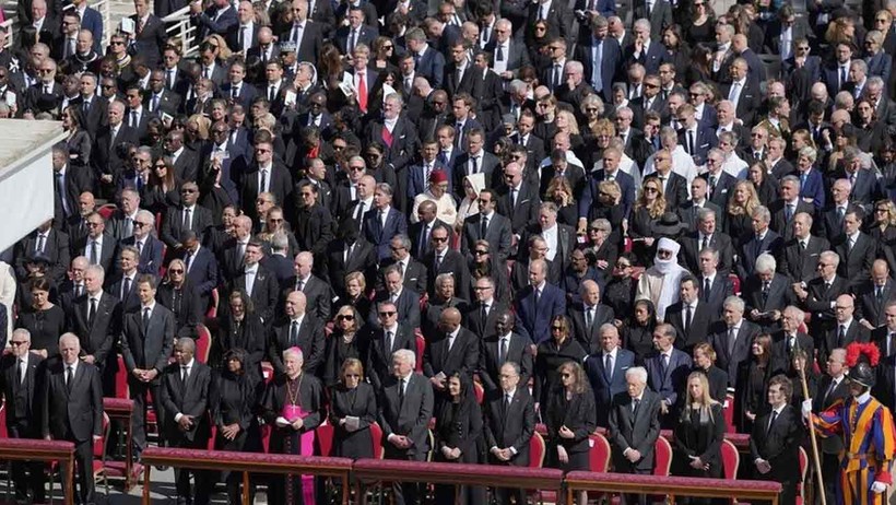 Papa Francis, yüzbinlerce kişinin katıldığı cenaze töreniyle son yolculuğuna uğurlandı - Resim : 3