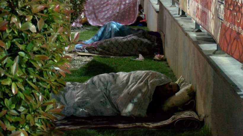 İstanbul'da depremin ardından 3'üncü gece: Ateş başında bağlama çalıp türkü söylediler - Resim : 2