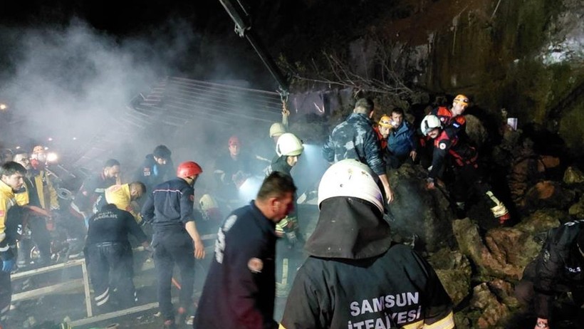 Samsun'da heyelan! Dağdan kopan kayalar aracın üstüne düştü. Baba ve 2 çocuğu öldü
