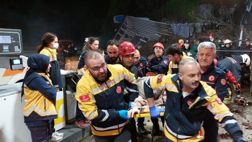 Samsun'da heyelan! Dağdan kopan kayalar aracın üstüne düştü. Baba ve 2 çocuğu öldü - Resim : 2