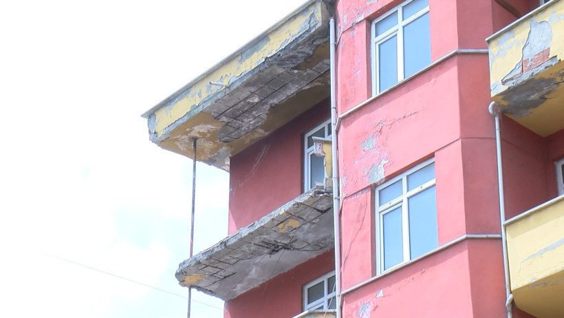 Sancaktepe'de binanın balkonu aniden çöktü!