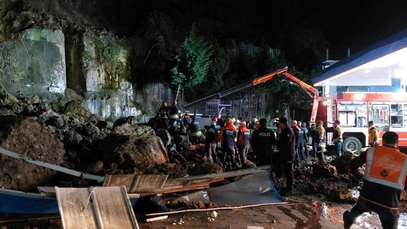 Samsun'da heyelan! Dağdan kopan kayalar aracın üstüne düştü. Baba ve 2 çocuğu öldü - Resim : 3