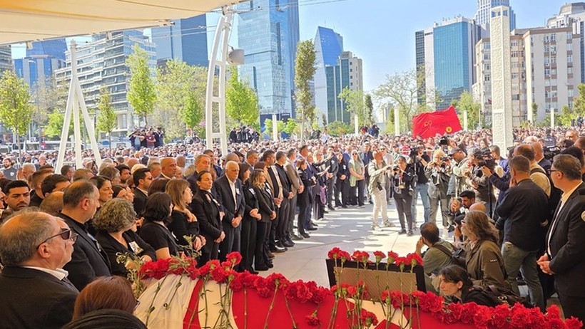 Meclisin nüktedan yüzü Sırrı Süreyya Önder'e son veda! Gözyaşları sel oldu - Resim : 2