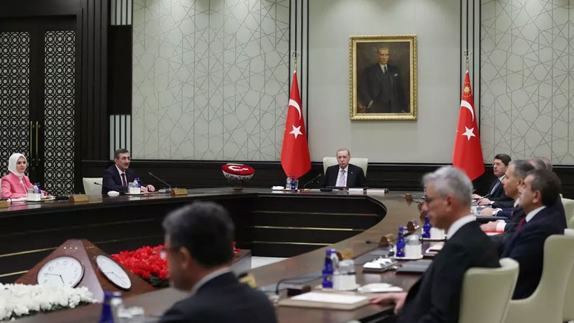 Devlet Bahçeli'den kabine toplantısına ay yıldızlı çiçek
