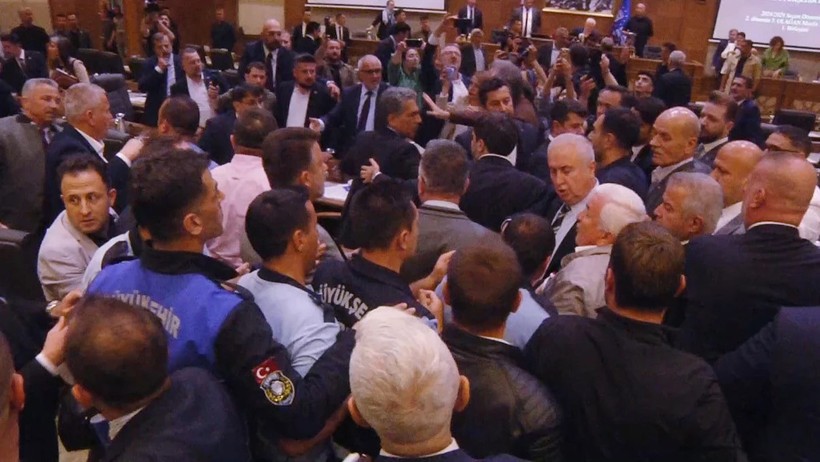 Bursa Büyükşehir Belediye Meclisi'nde CHP'liler ile AK Partililer arasında kavga çıktı! Yumruklar havada uçuştu