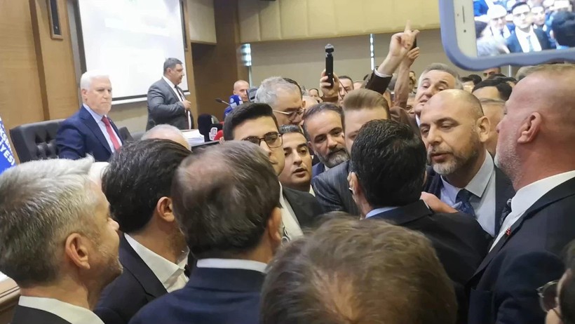 Bursa Büyükşehir Belediye Meclisi'nde CHP'liler ile AK Partililer arasında kavga çıktı! Yumruklar havada uçuştu - Resim : 2