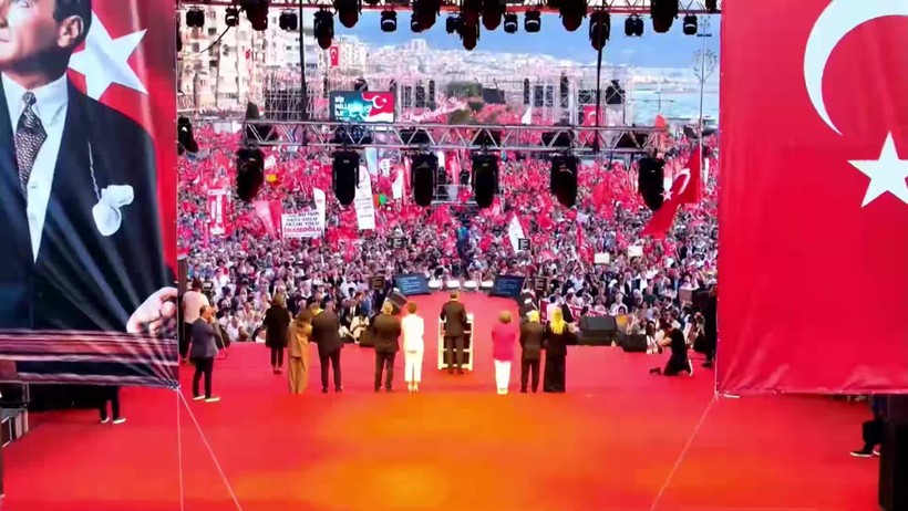 Özgür Özel'den Gündoğdu Meydanı'nda dikkat çeken mesajlar: Gençlere yasaksız, vizesiz Türkiye’yi kuracağız - Resim : 2