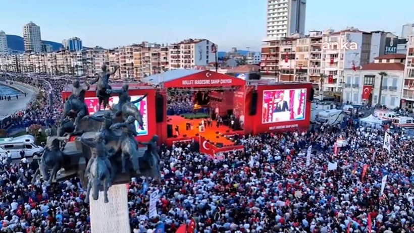 Özgür Özel'den Gündoğdu Meydanı'nda dikkat çeken mesajlar: Gençlere yasaksız, vizesiz Türkiye’yi kuracağız