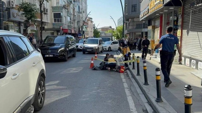 İstanbul'da yürekleri yakan ölüm! Fenalaşıp yola düştü, üzerinden araç geçti