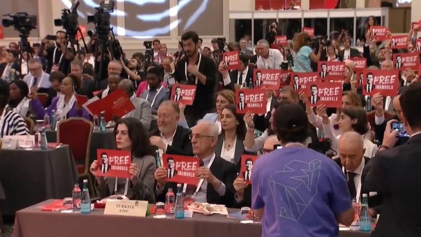 DEM Partililer 'Free İmamoğlu' pankartını kaldırmadı! Gündem olan o görüntülere ilişkin açıklama