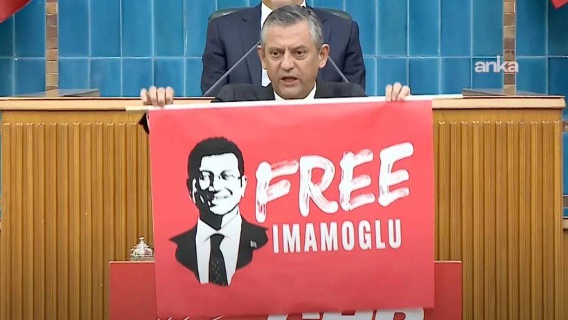 Özgür Özel kürsüde o posteri tekrar açtı! Ahtapot açıklaması dikkat çekti - Resim : 2