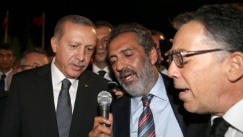 Şarkıcı Yavuz Bingöl, Cumhurbaşkanı Erdoğan'ın elini öptü