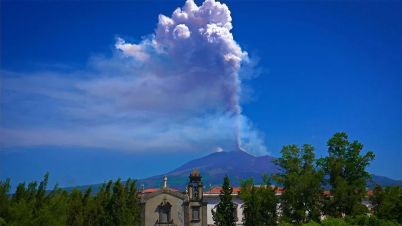 Avrupa'nın en büyük yanardağı patladı: Büyük kaçış başladı