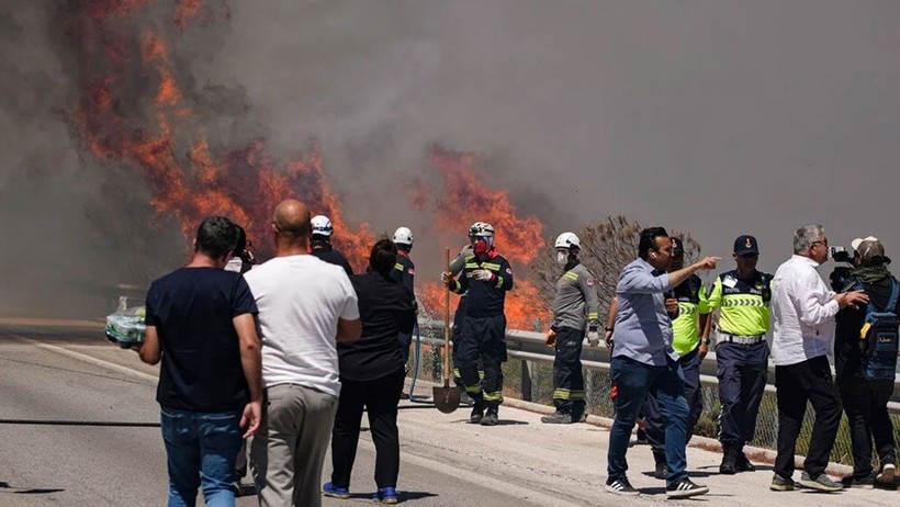 İzmir'deki orman yangını giderek büyüyor! Otoyol trafiğe kapatıldı - Resim : 5