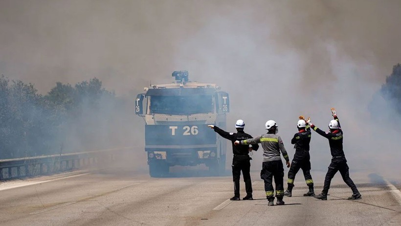 İzmir'deki orman yangını giderek büyüyor! Otoyol trafiğe kapatıldı - Resim : 6