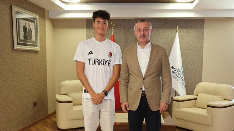 Henüz 17 yaşındaki yüzücüden yüz güldüren haber! Tam üçüncü kez gururlandırdı