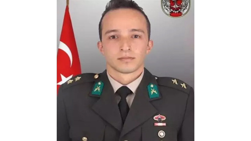 Şehit İstihbarat Piyade Üsteğmen'in baba evine Türk bayrağı asıldı!
