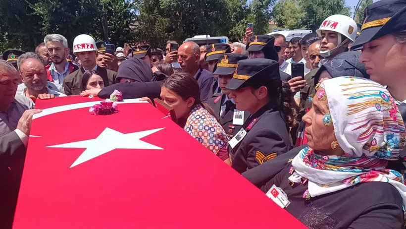 12 şehidimiz son yolculuğuna uğurlandı! Cenaze töreninde duygusal anlar - Resim : 3